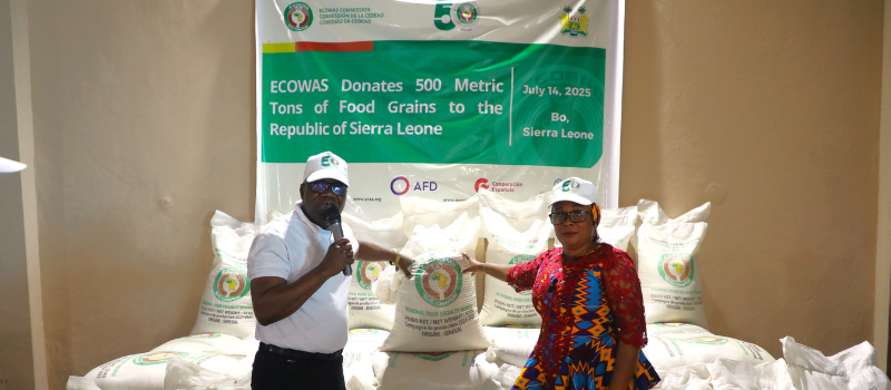 La CEDEAO fait don de 500 tonnes de riz blanc pour soutenir le plan national de réponse de la Sierra Leone